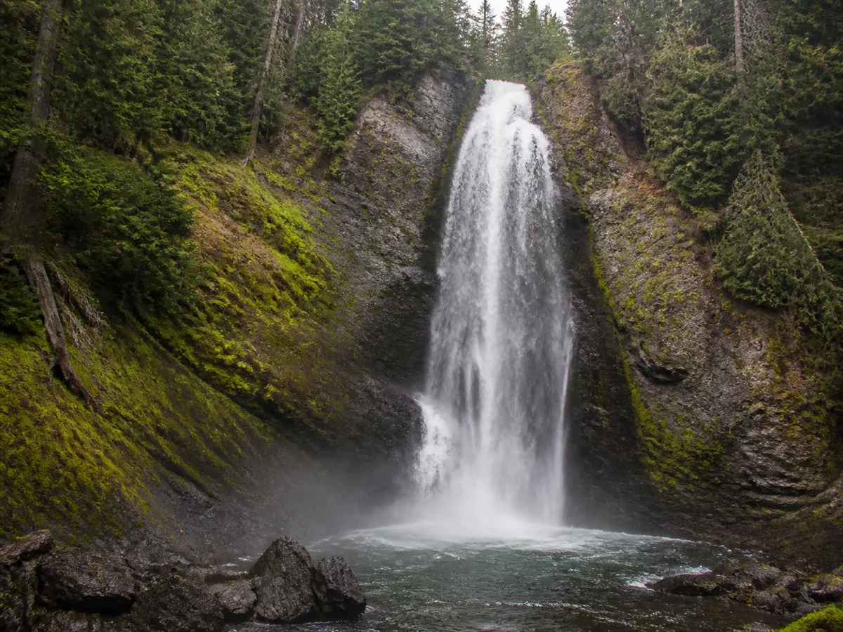 Cariboo Falls dropping into its pool below Unna Lake