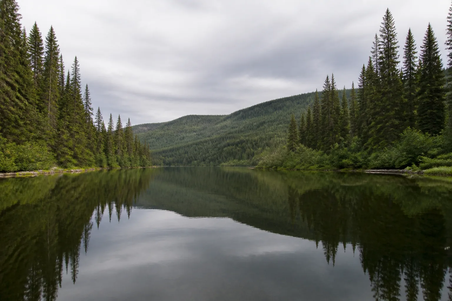 The narrow, sheltered water of Indianpoint Lake