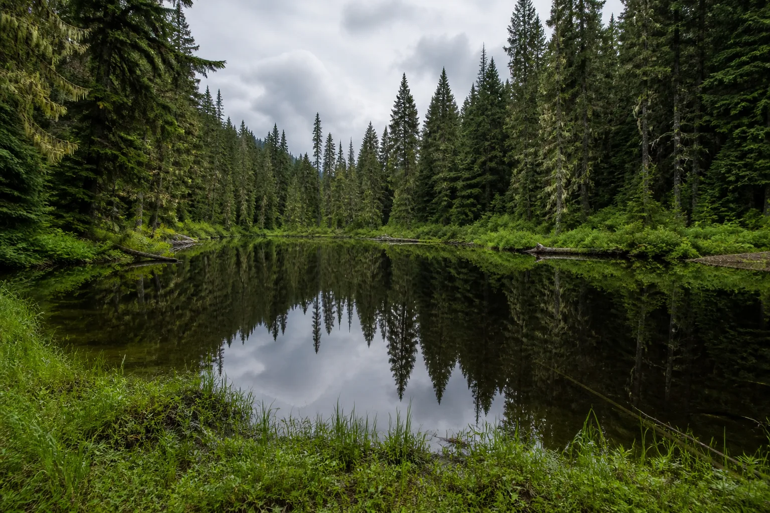 The small, still water of Unna Lake
